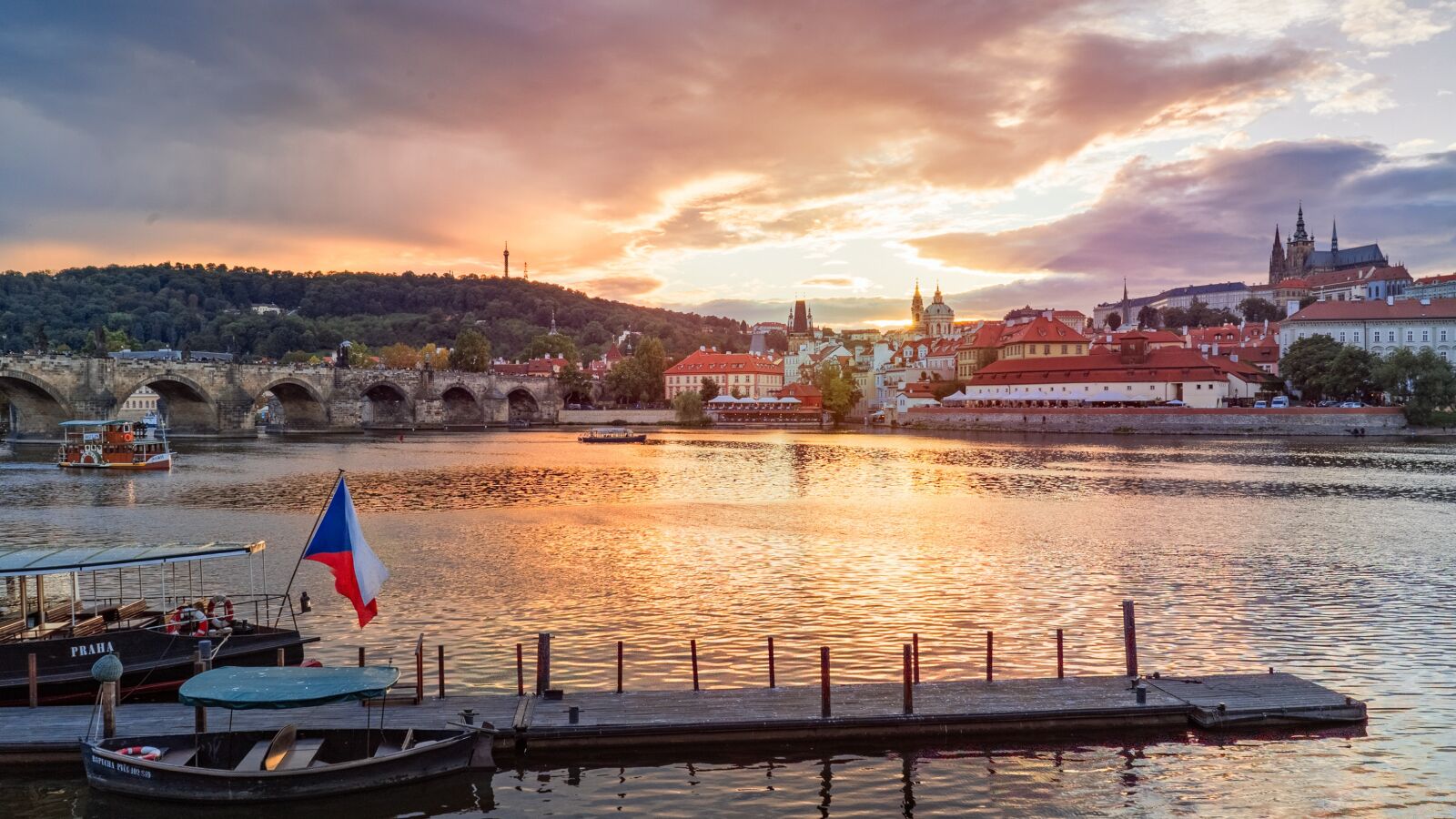 Sony FE 28mm F2 sample photo. Prague, sunset, river photography