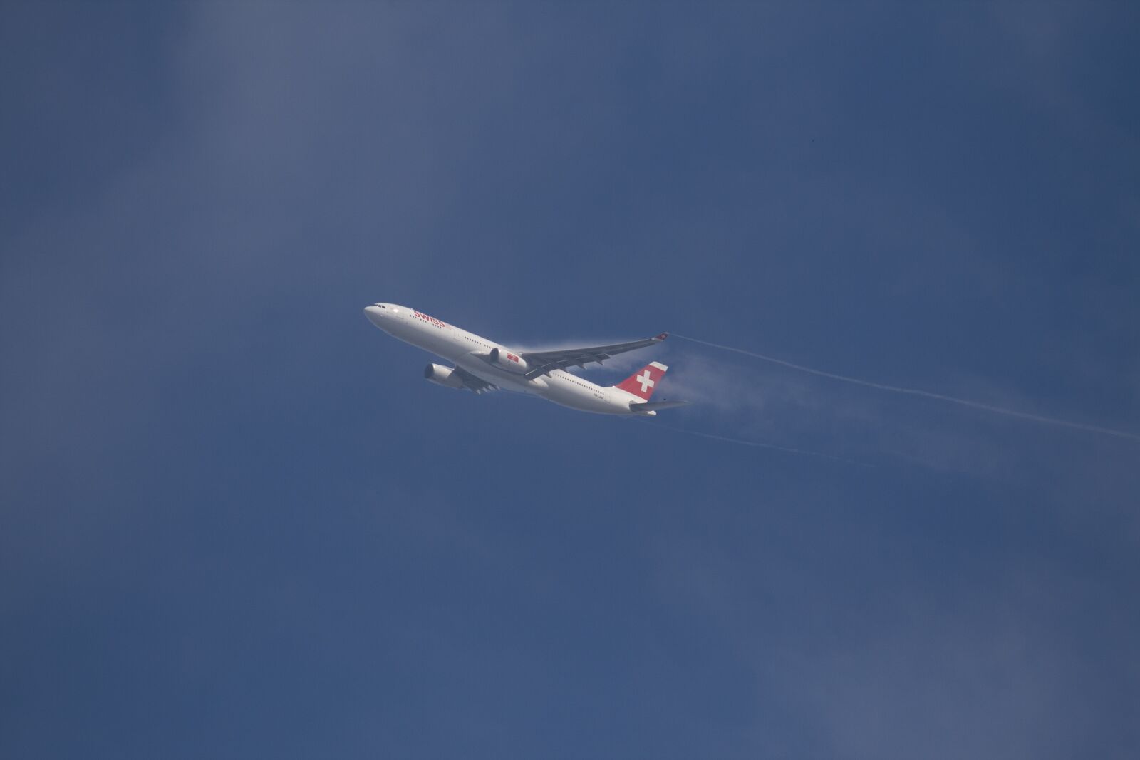 Canon EOS 400D (EOS Digital Rebel XTi / EOS Kiss Digital X) sample photo. Aircraft, start, turbulence photography