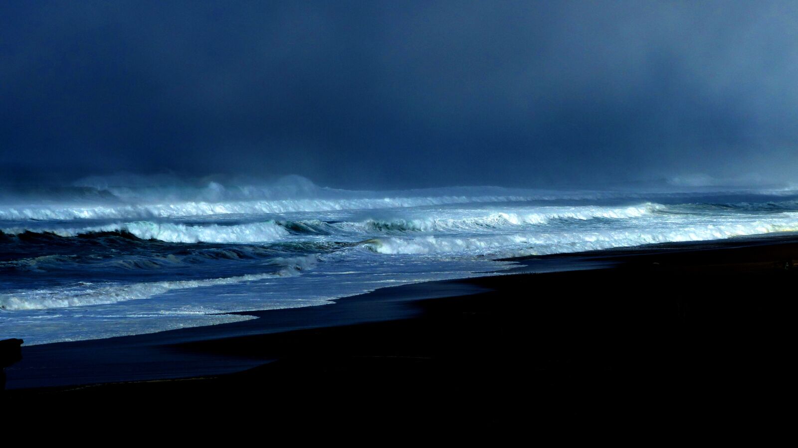 Panasonic Lumix DMC-FZ200 sample photo. Ocean, storm, blue photography