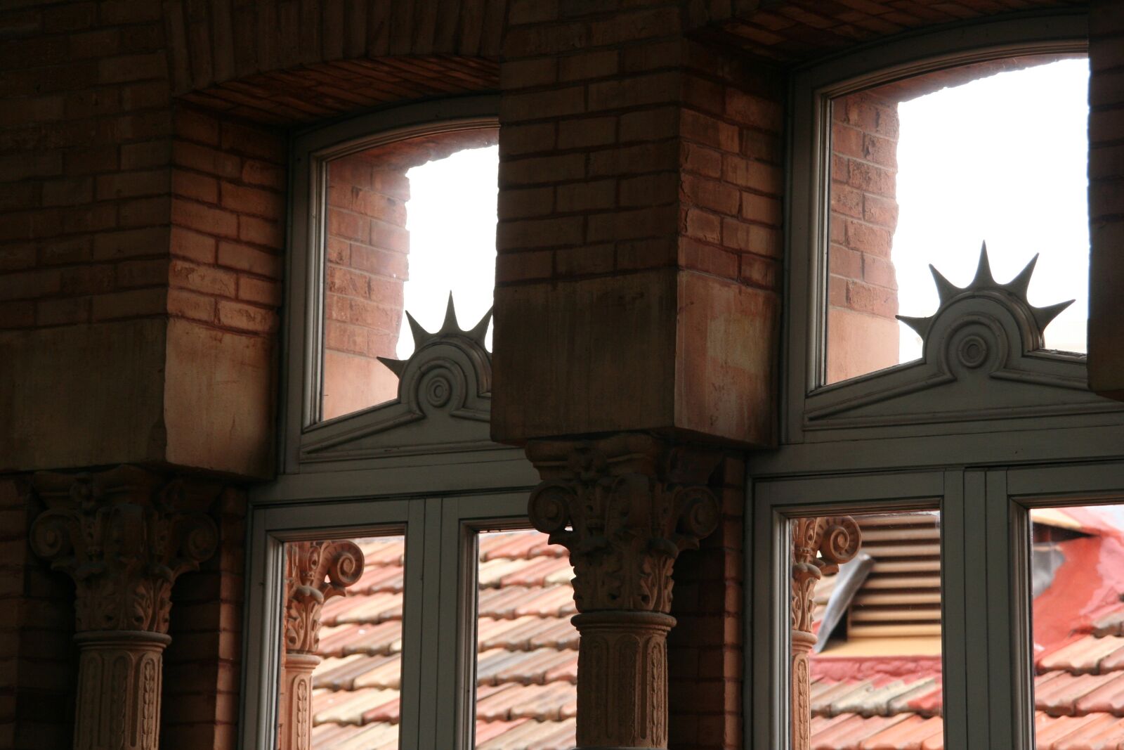 Canon EOS 350D (EOS Digital Rebel XT / EOS Kiss Digital N) sample photo. Window, madrid, ornament photography