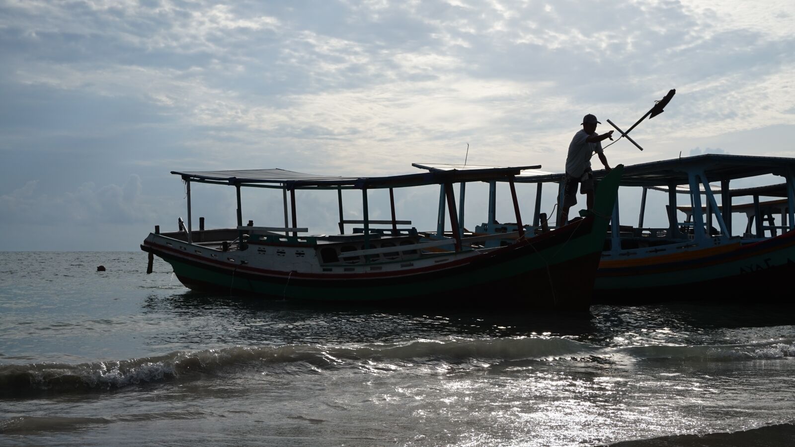 Sony Alpha a5000 (ILCE 5000) sample photo. Beach, fisherman, ship photography
