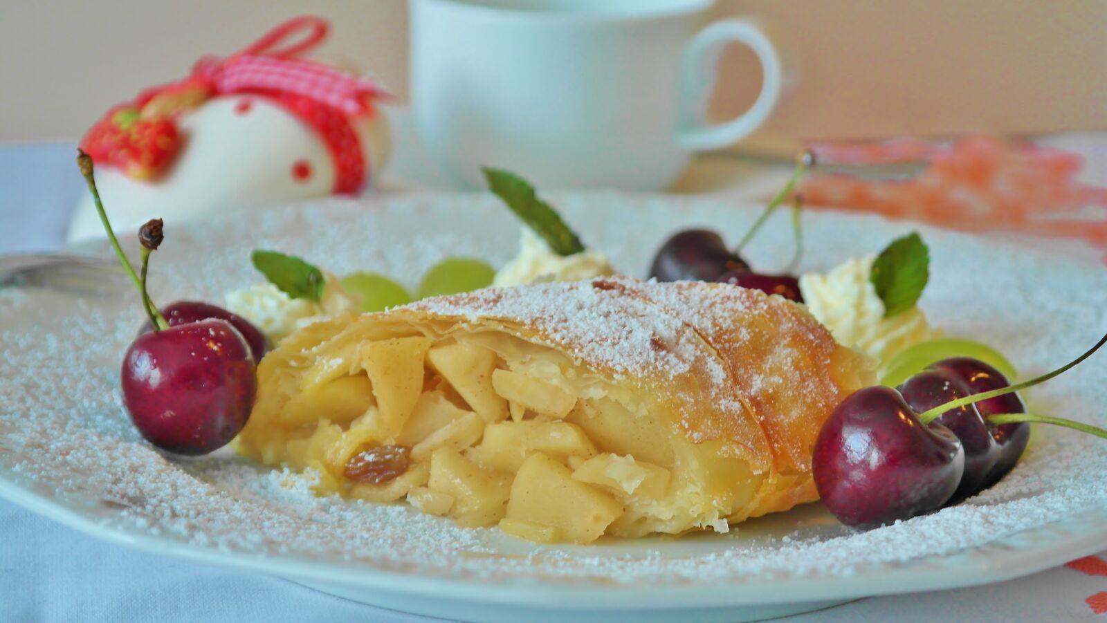Samsung NX20 sample photo. Strudel, apple strudel, apple photography