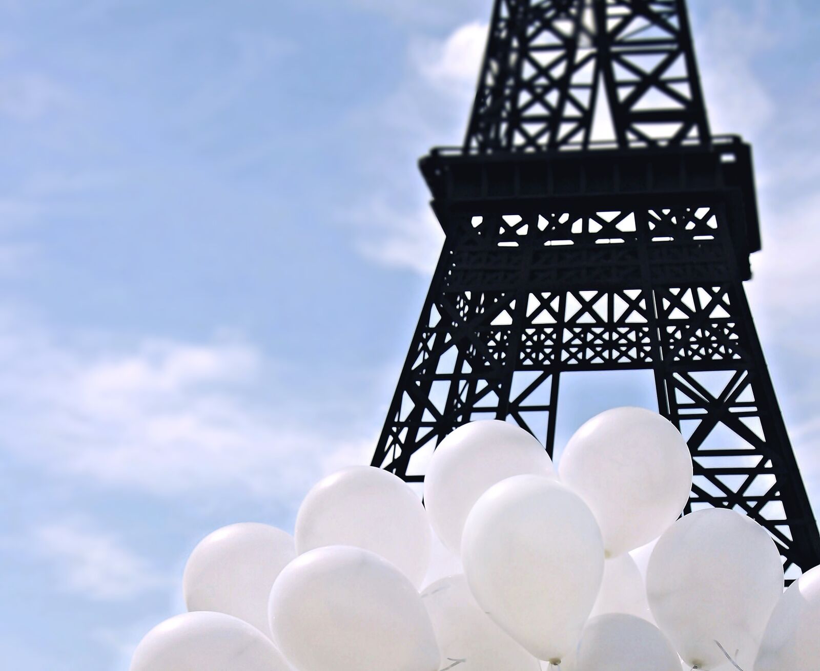 Canon EOS 100D (EOS Rebel SL1 / EOS Kiss X7) sample photo. Eiffel tower, ballons, balloons photography