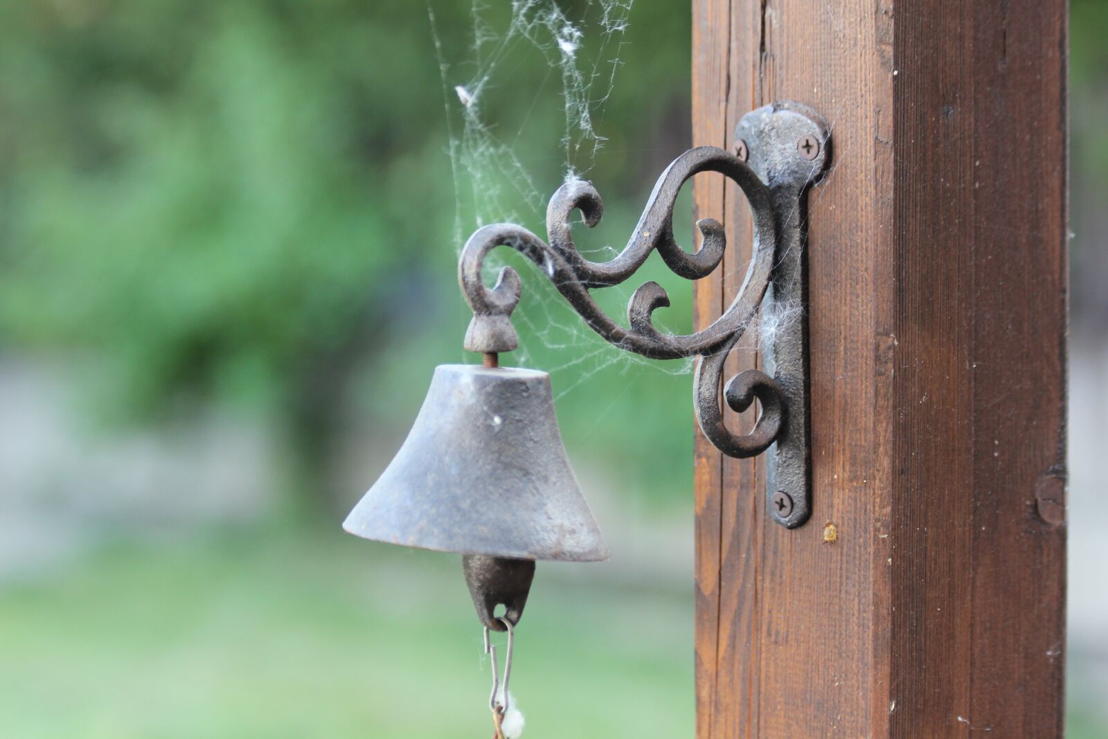 Canon EOS 550D (EOS Rebel T2i / EOS Kiss X4) sample photo. Bell, iron, metal photography
