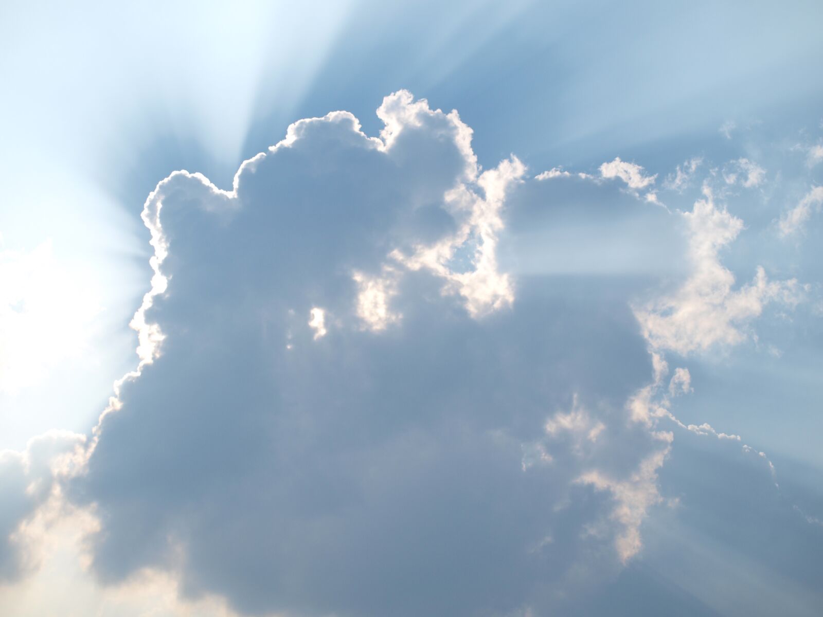 Olympus E-420 (EVOLT E-420) sample photo. Cloud, sun, gods finger photography