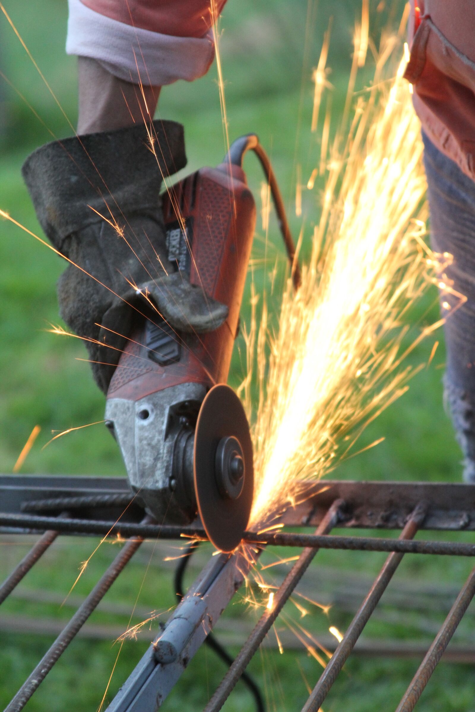 Canon EOS 550D (EOS Rebel T2i / EOS Kiss X4) sample photo. Welding, fire, construction photography
