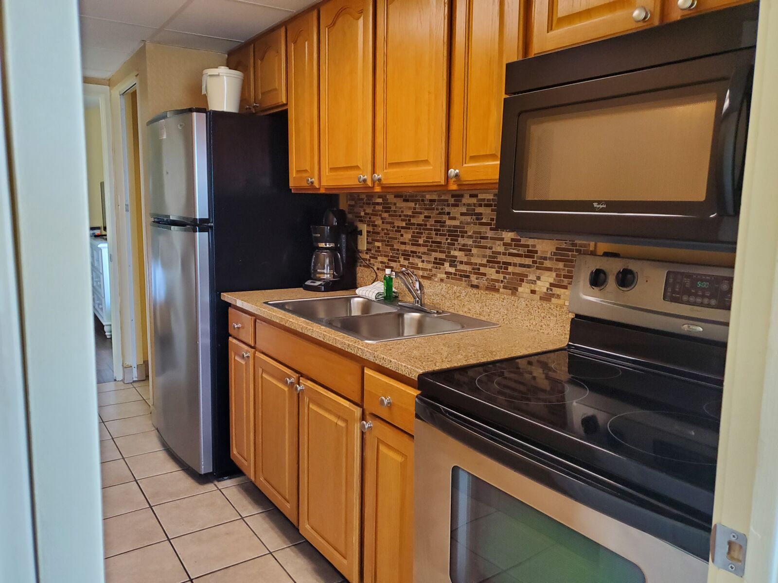 Samsung Galaxy S10 sample photo. Kitchen, galley kitchen, cooking photography