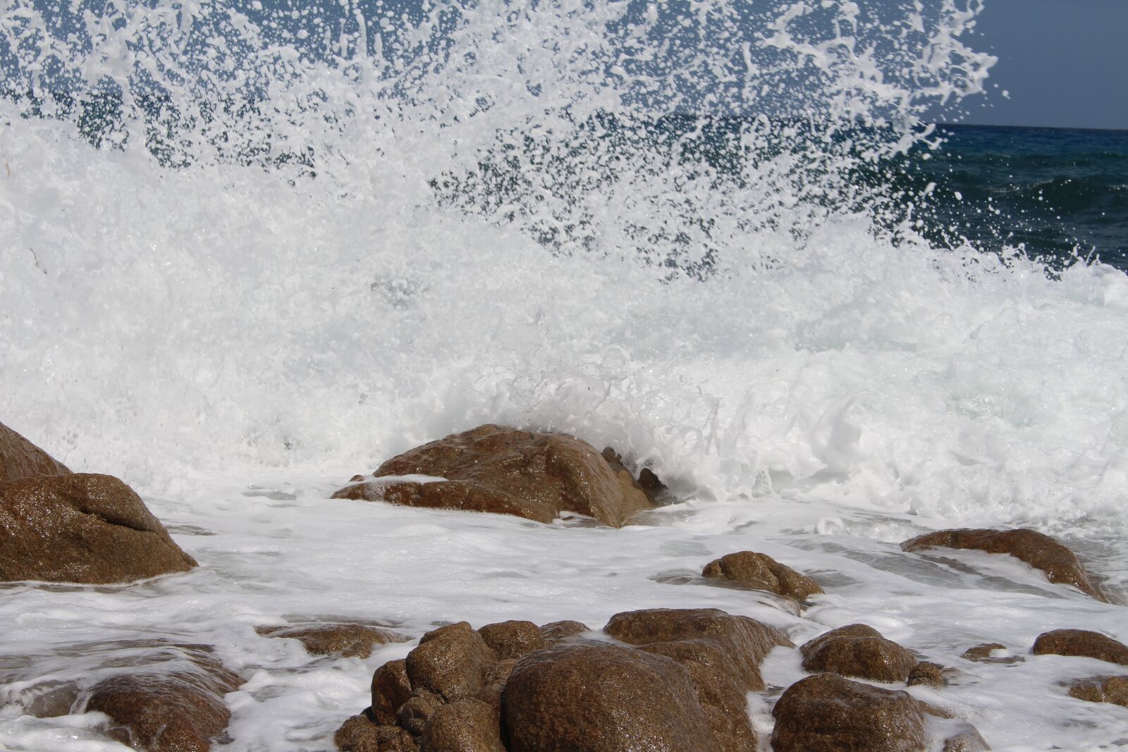 Canon EOS 700D (EOS Rebel T5i / EOS Kiss X7i) sample photo. Sardinia, spray, mediterranean photography
