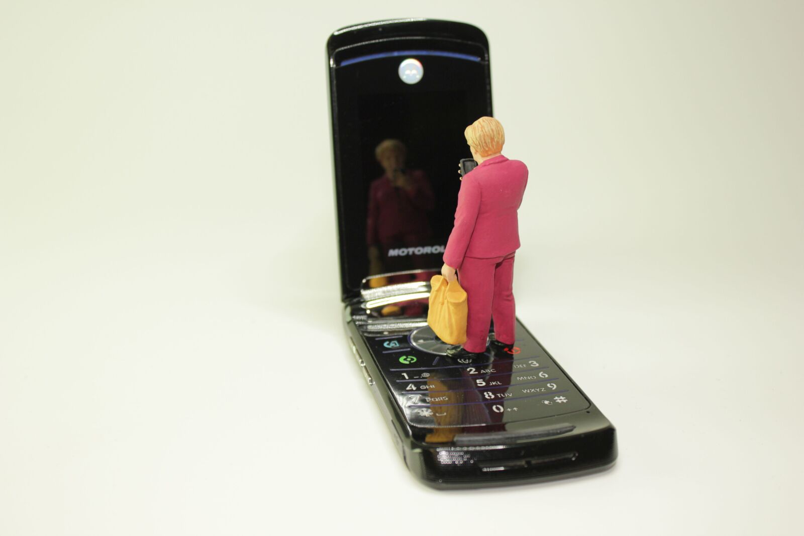 Canon EOS 550D (EOS Rebel T2i / EOS Kiss X4) sample photo. Miniature figures, cellphone, mirror photography