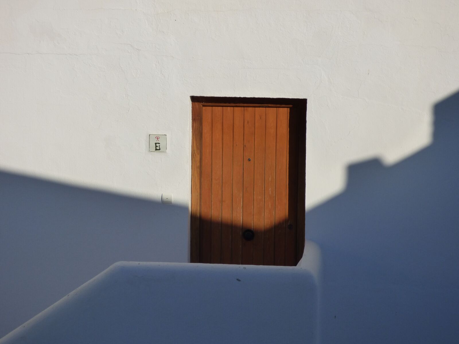 Panasonic DMC-FZ72 sample photo. Door, wall, shadow photography