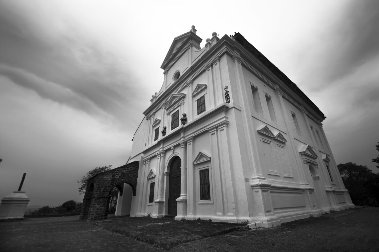 Nikon D5000 + Tamron SP AF 10-24mm F3.5-4.5 Di II LD Aspherical (IF) sample photo. Black, and, white, church photography