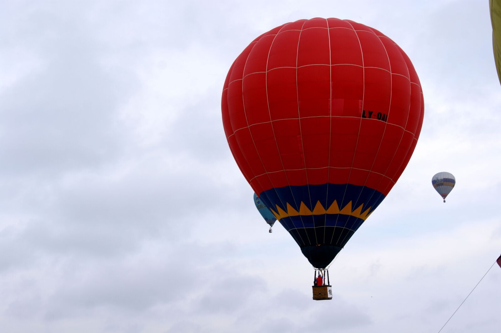 Sony Alpha DSLR-A390 sample photo. Balloon, flying, sky photography