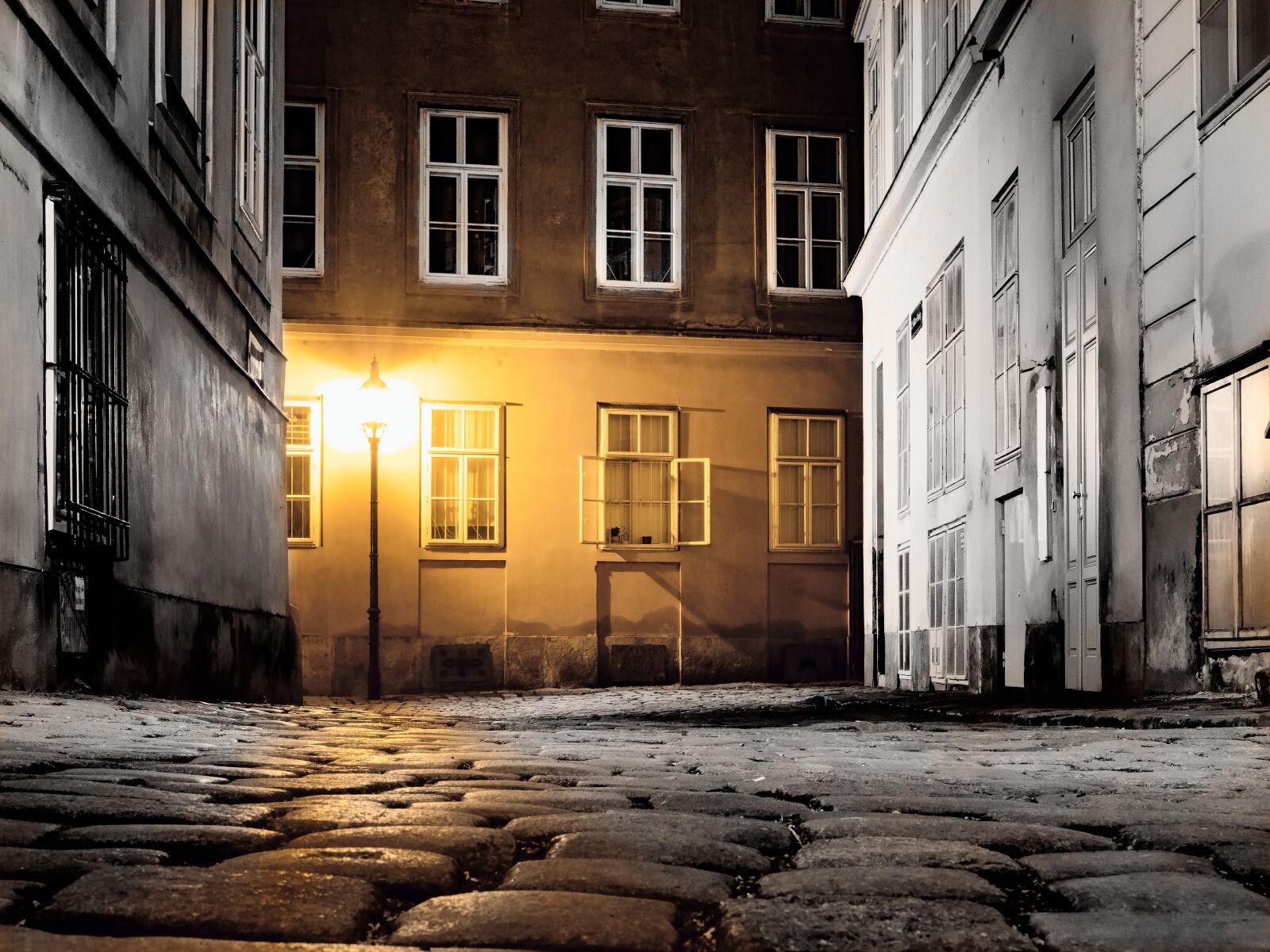Olympus OM-D E-M1 + Olympus M.Zuiko Digital ED 12-40mm F2.8 Pro sample photo. Vienna, austria, alley photography