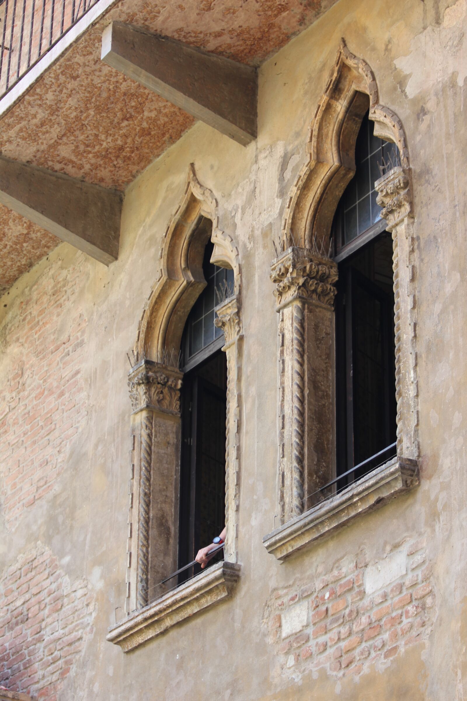 Canon EOS 550D (EOS Rebel T2i / EOS Kiss X4) sample photo. Window, old building, architecture photography