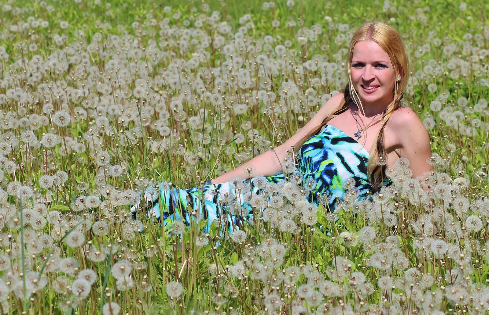 Canon EOS 600D (Rebel EOS T3i / EOS Kiss X5) + Canon EF 85mm F1.8 USM sample photo. Blonde woman, dandelion, field photography