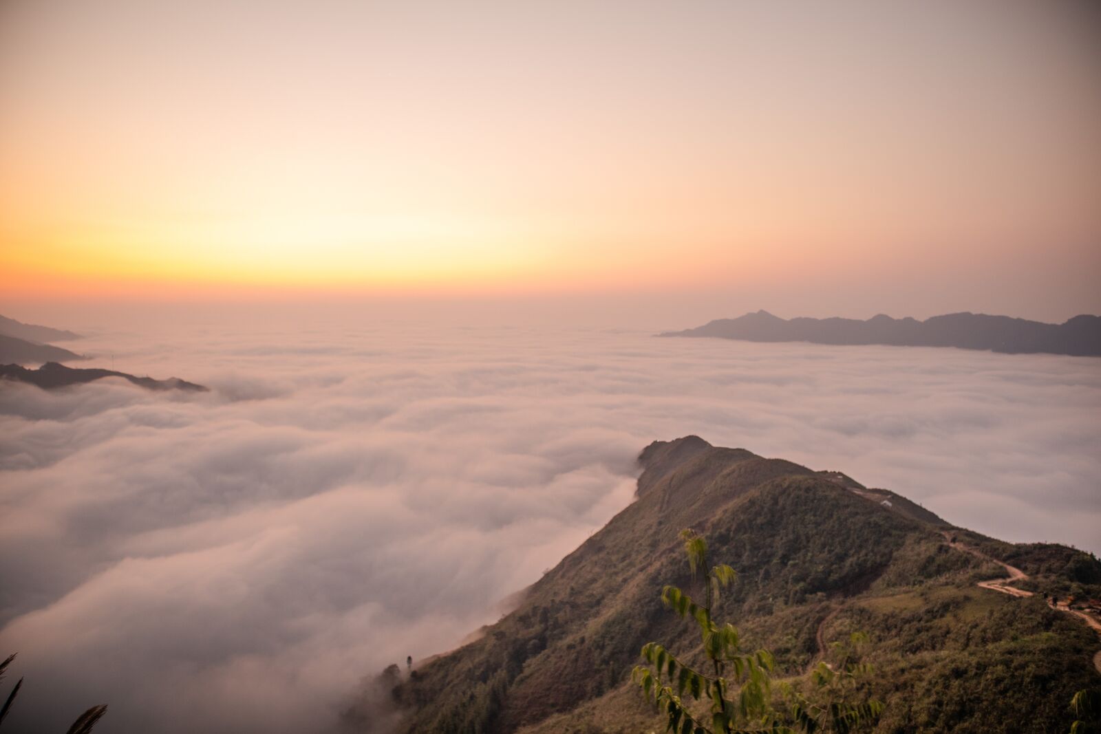 Canon EF-M 15-45mm F3.5-6.3 IS STM sample photo. Sunrise, mountain, cloud photography