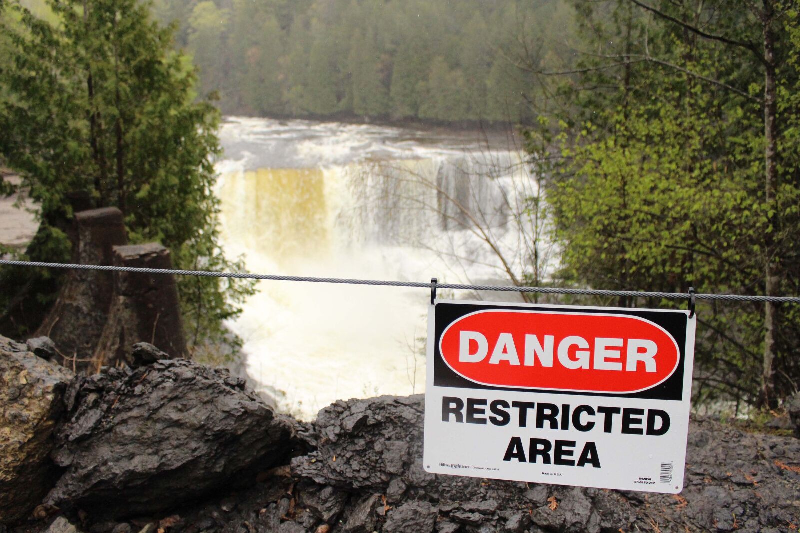 Canon EOS 700D (EOS Rebel T5i / EOS Kiss X7i) sample photo. Waterfall, danger, green photography