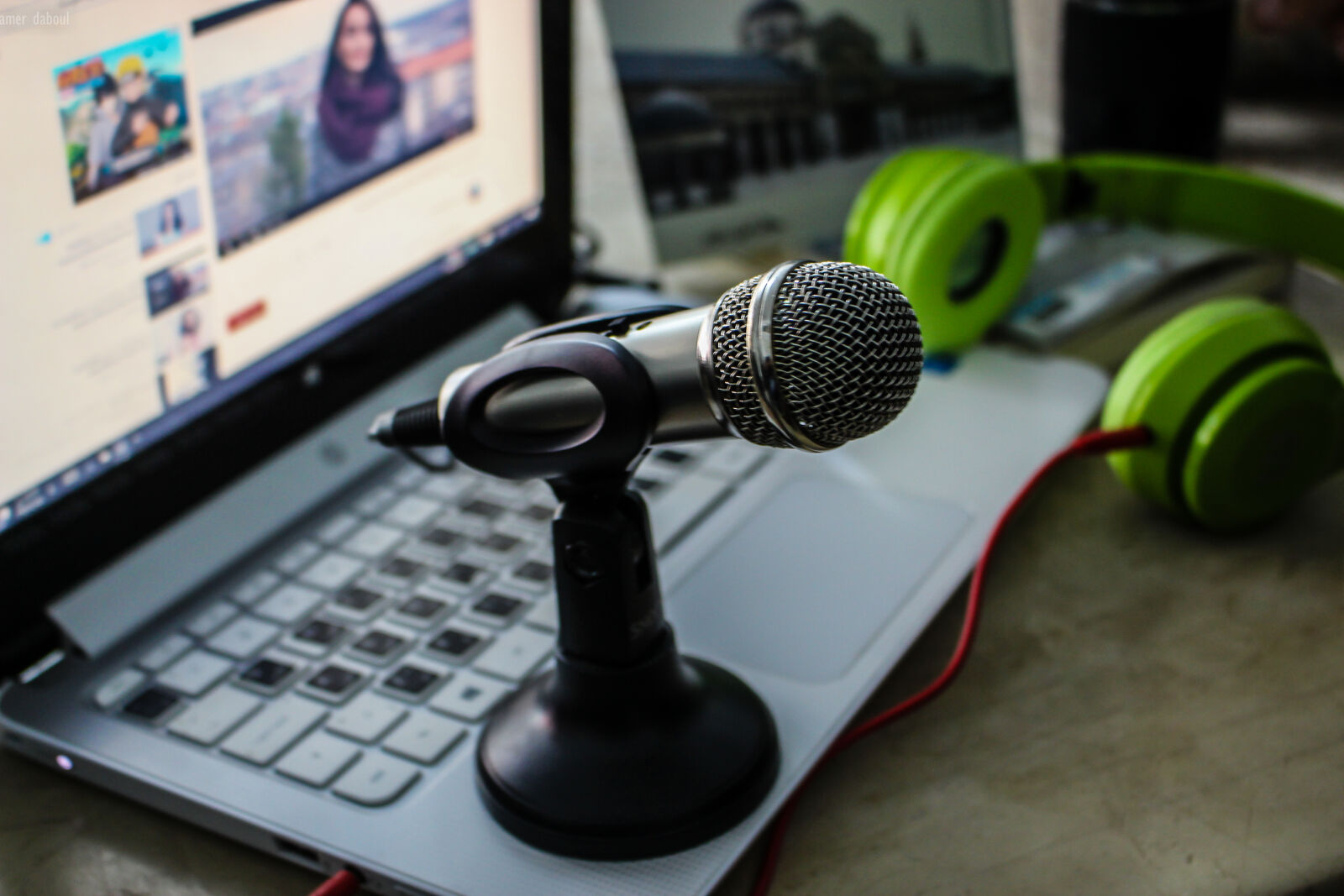 Canon EOS 700D (EOS Rebel T5i / EOS Kiss X7i) sample photo. Green, headphones, near, laptop photography
