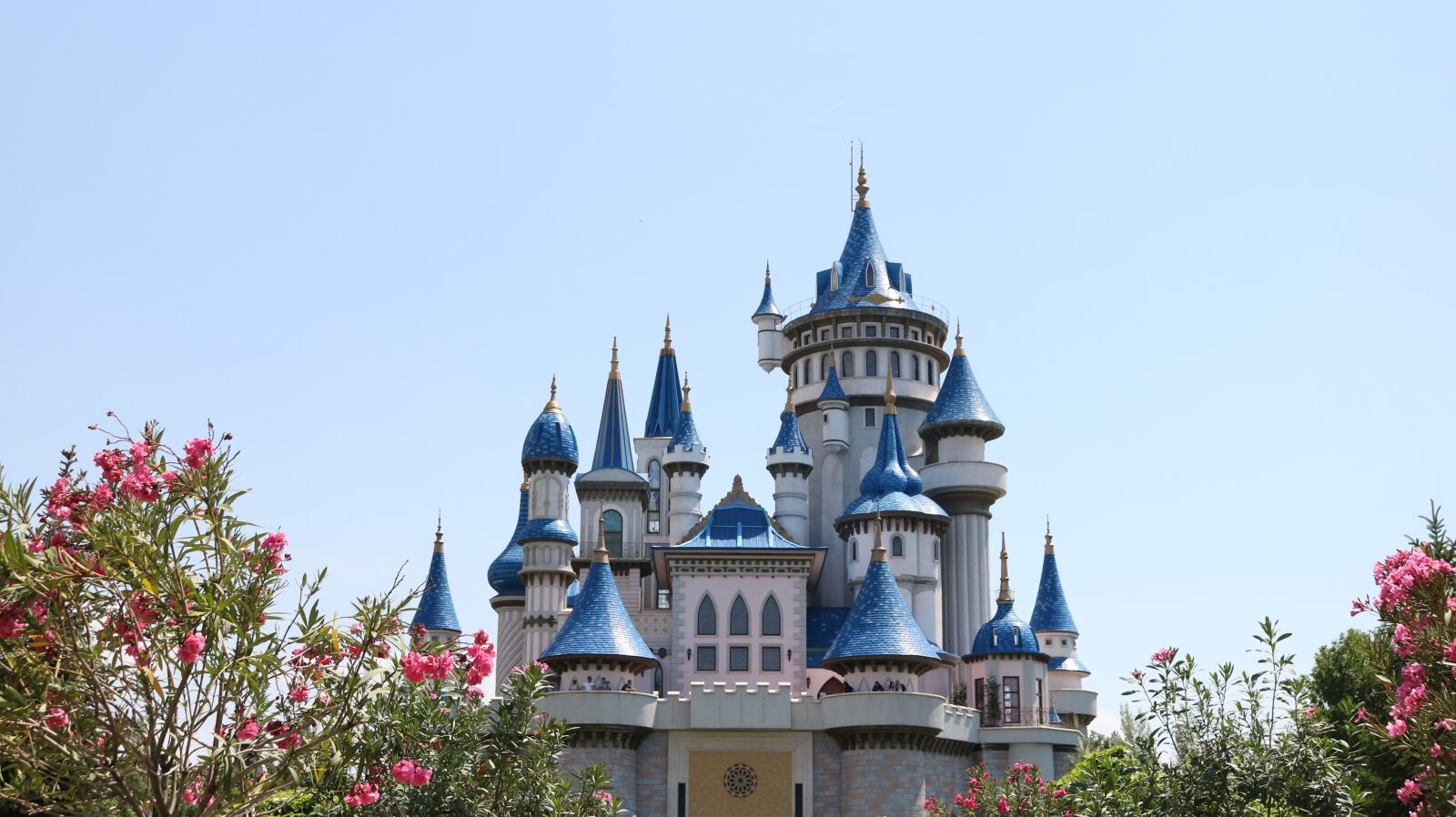 Canon EOS 750D (EOS Rebel T6i / EOS Kiss X8i) sample photo. Castle, blue, fairy tale photography