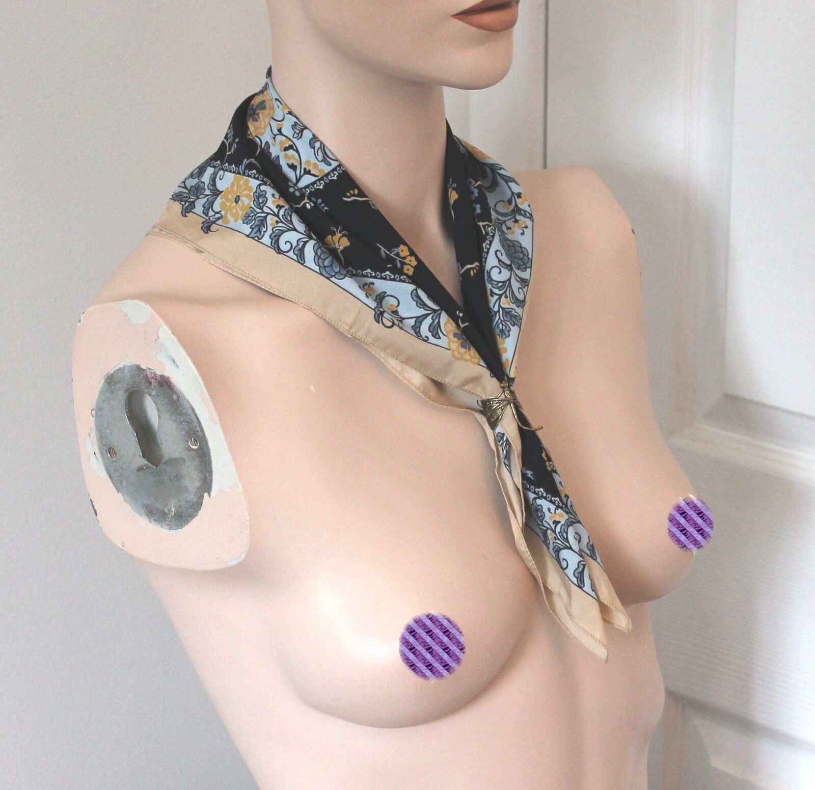 Canon EOS 1100D (EOS Rebel T3 / EOS Kiss X50) sample photo. Scarf, neckscarf, woman photography