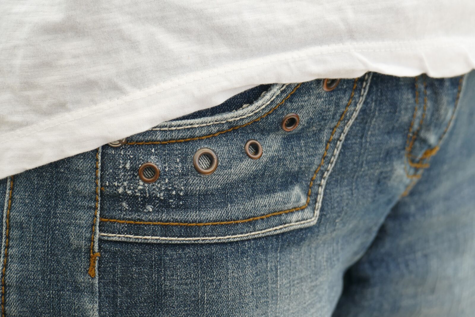 Panasonic Lumix DMC-FZ1000 sample photo. Jeans, bag, rivet photography