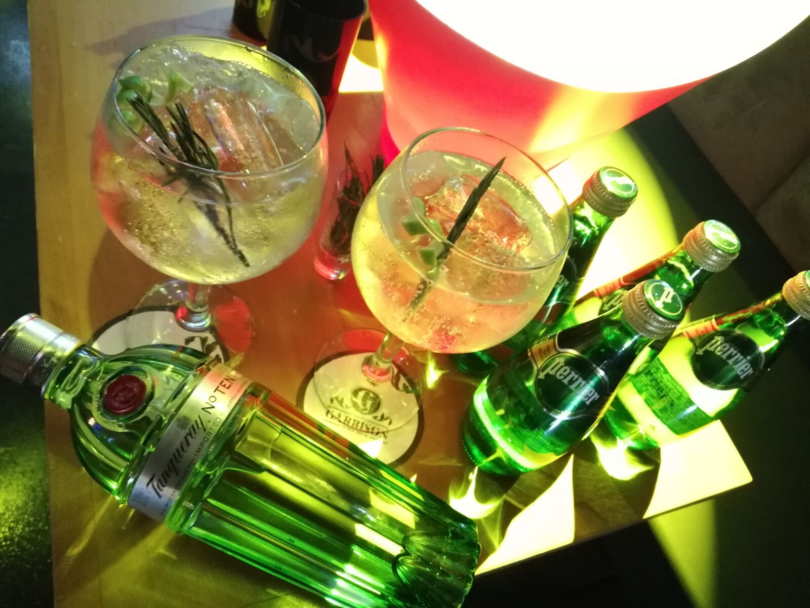 HUAWEI P20 lite sample photo. Gin, gin tonic, discoteqe photography
