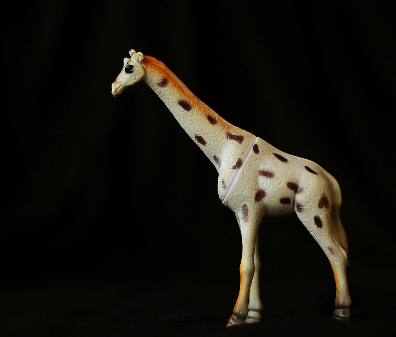 Canon EOS 650D (EOS Rebel T4i / EOS Kiss X6i) + Canon EF 50mm F1.8 II sample photo. Giraffe, trinket, toy photography