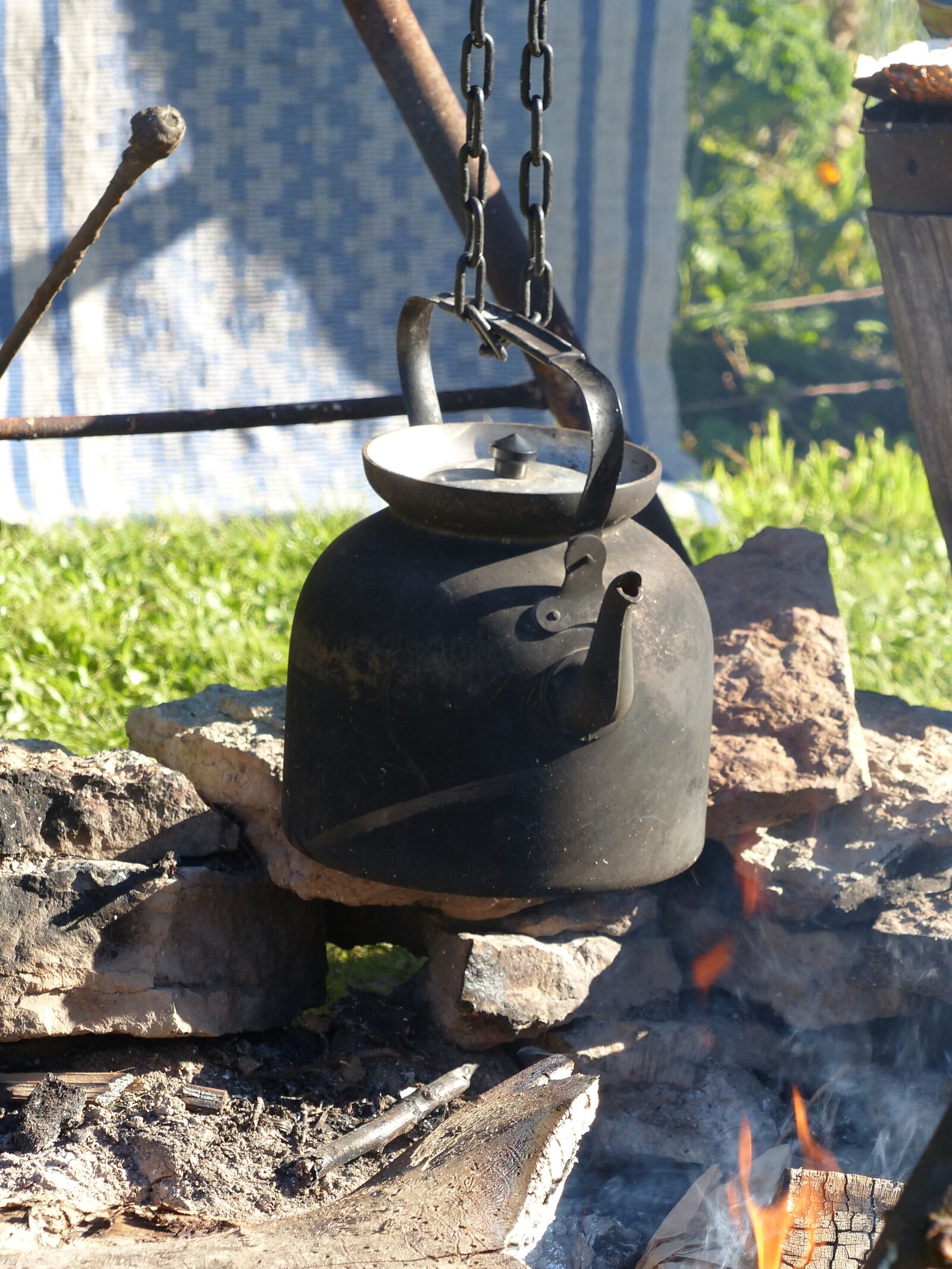 Panasonic Lumix DMC-FZ200 sample photo. Fire, cauldron, grass photography