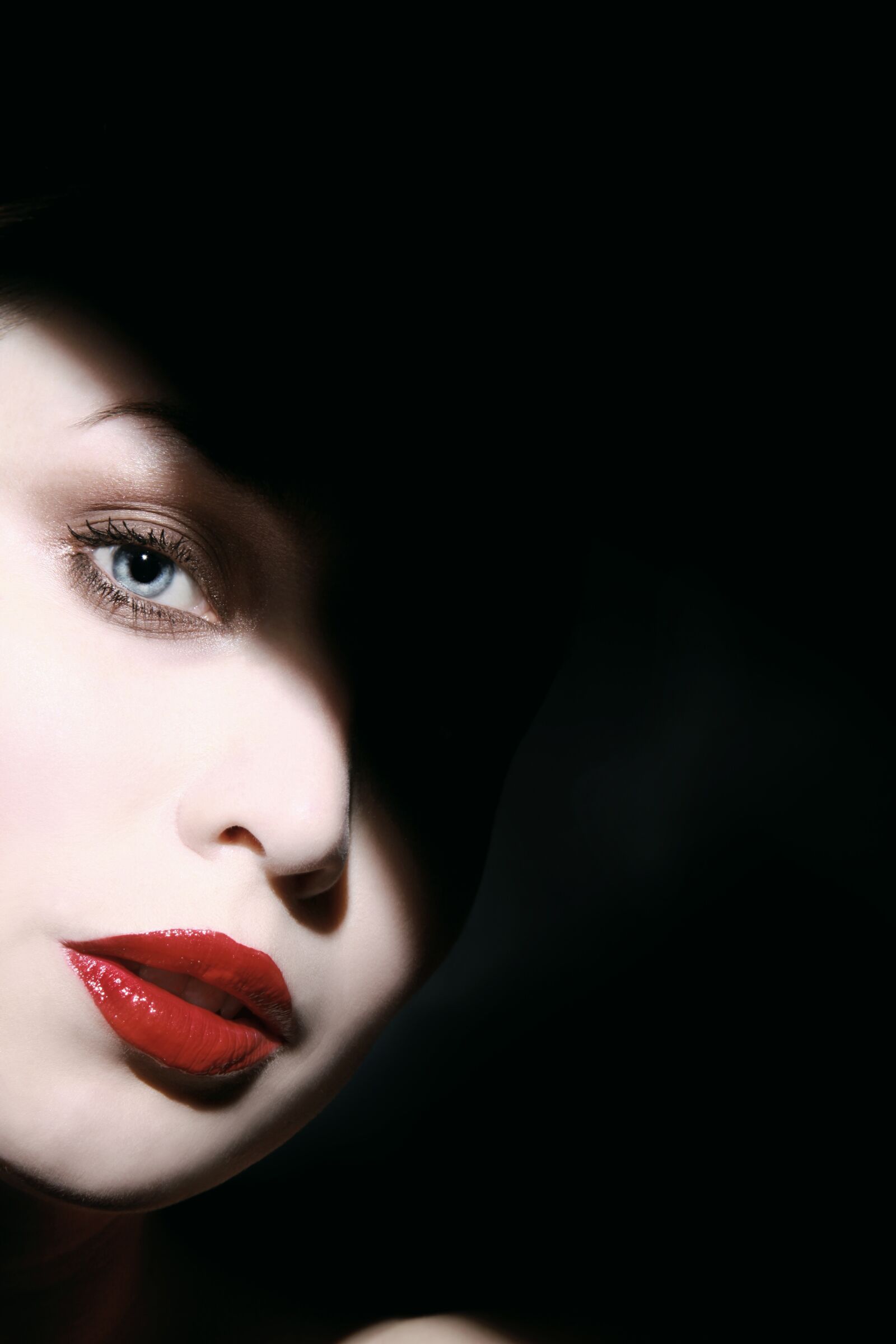 Canon EOS 5D Mark II sample photo. Woman, shadow, face photography