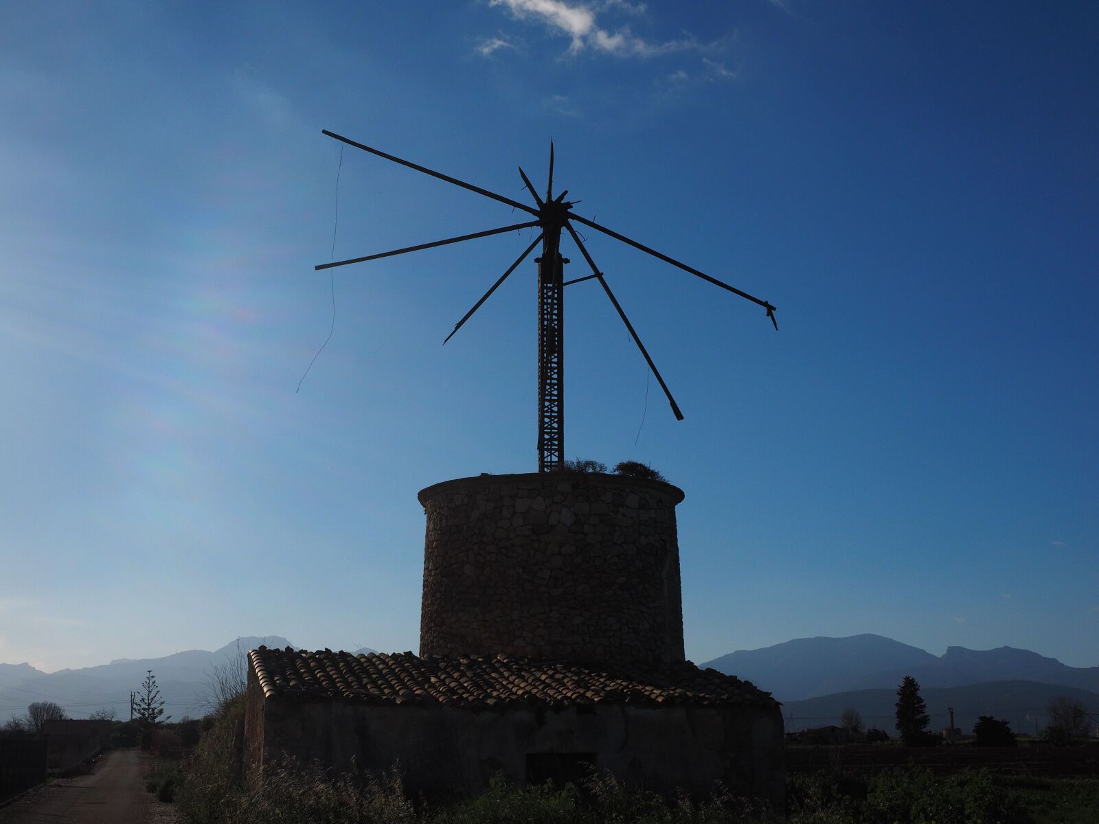 Olympus OM-D E-M1 + Olympus M.Zuiko Digital ED 12-40mm F2.8 Pro sample photo. Windmill, old, lapsed photography