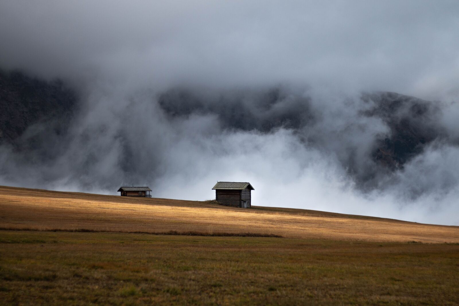 Canon EOS 70D + Canon EF 50mm F1.8 STM sample photo. Mountains, cottage, fog photography