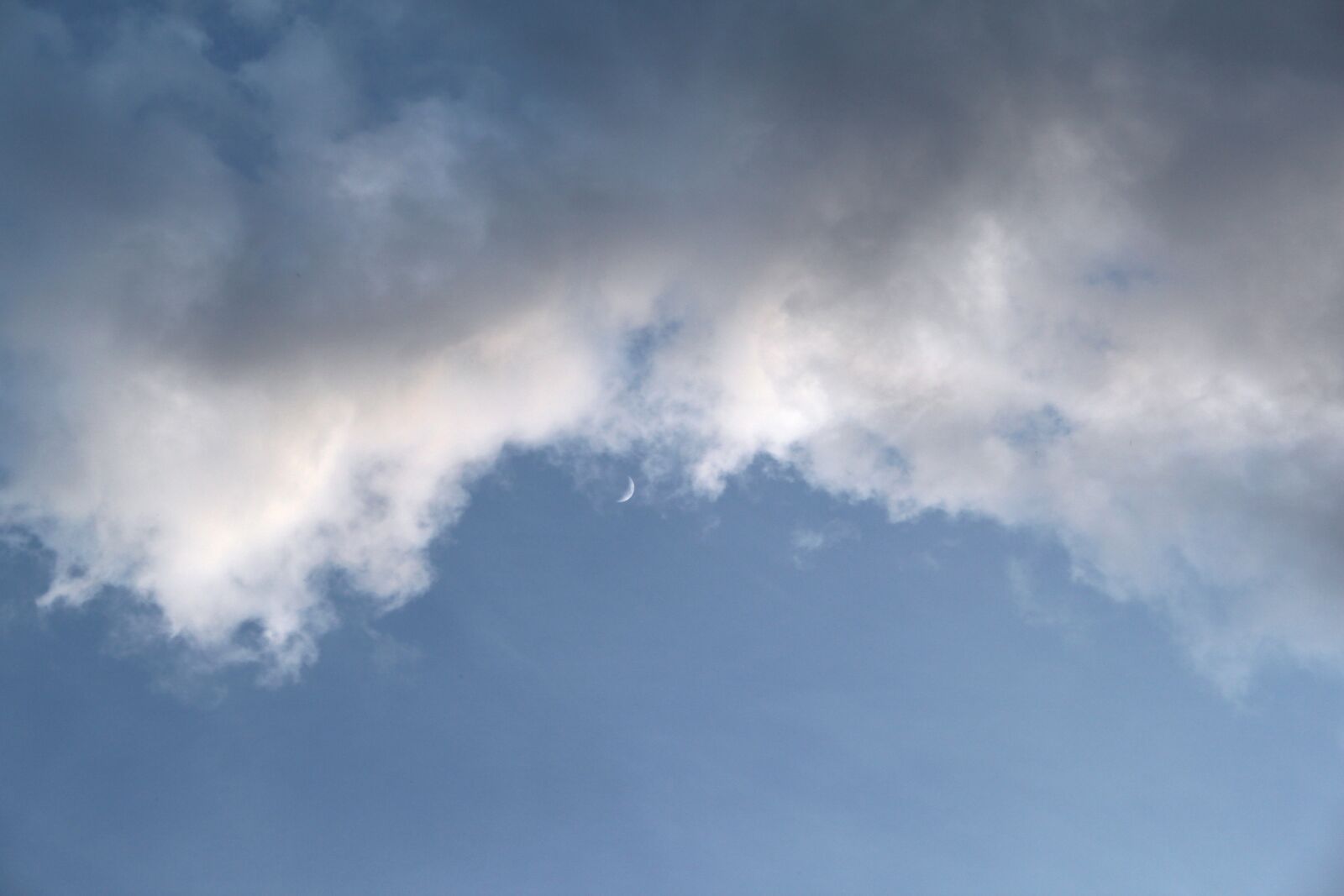 Canon EOS 500D (EOS Rebel T1i / EOS Kiss X3) sample photo. Sky, moon, clouds photography