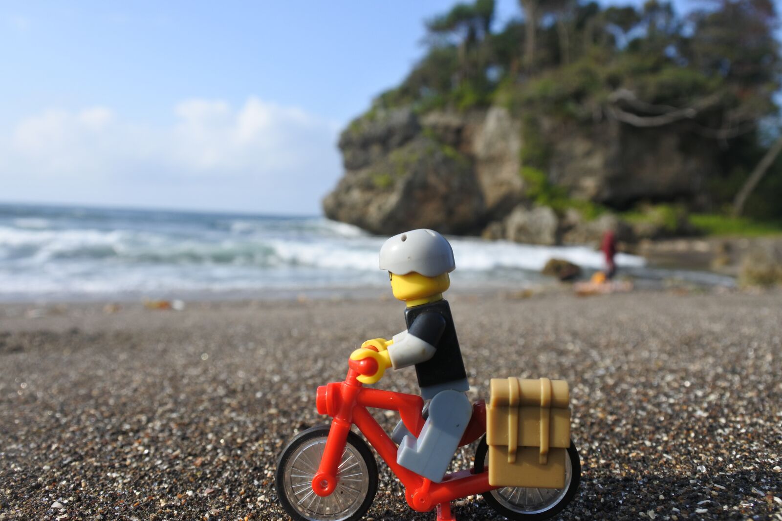 Nikon 1 J5 sample photo. Lego bike, sea, player photography