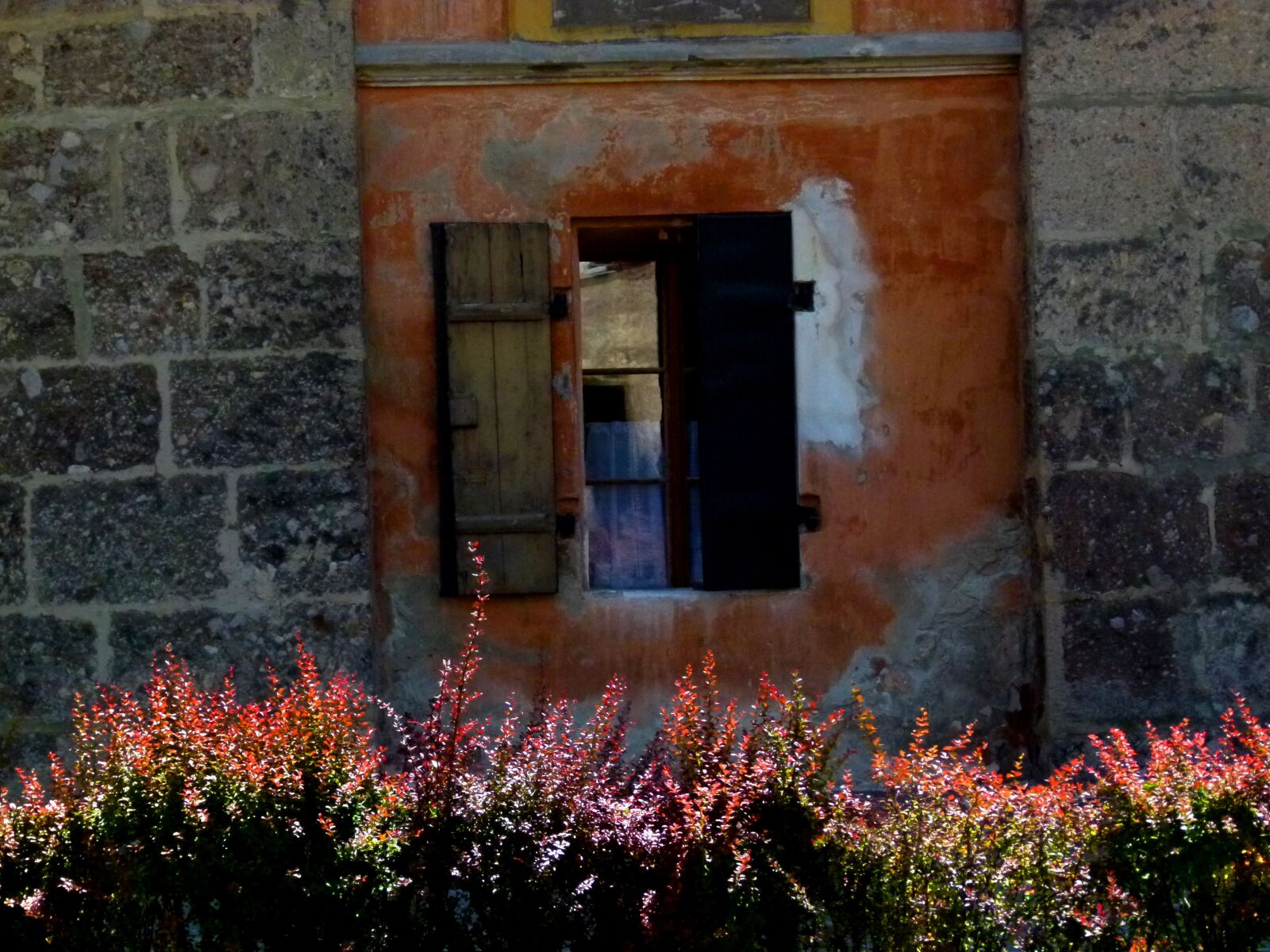 Panasonic Lumix DMC-FZ100 sample photo. Rust, window, arichtektur photography