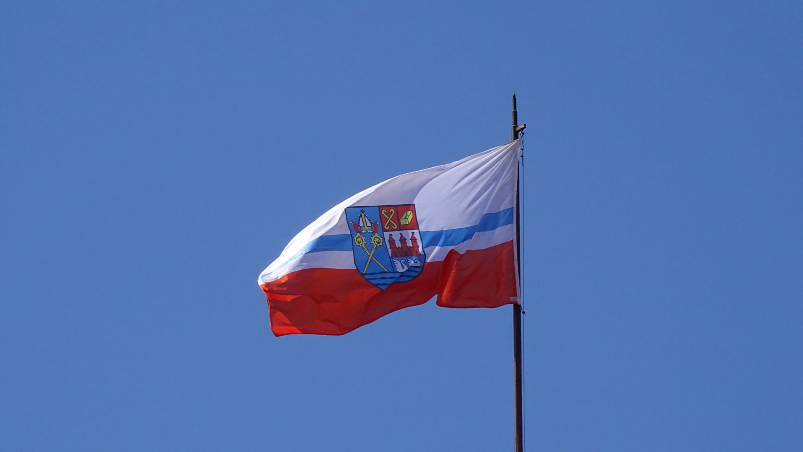 Sony Cyber-shot DSC-HX350 sample photo. Wind, sky, flag photography