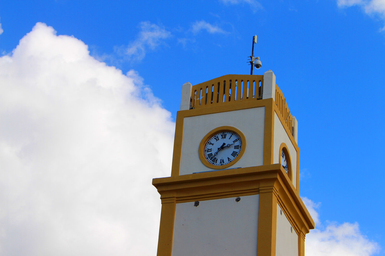 Canon EOS 700D (EOS Rebel T5i / EOS Kiss X7i) sample photo. Clock photography