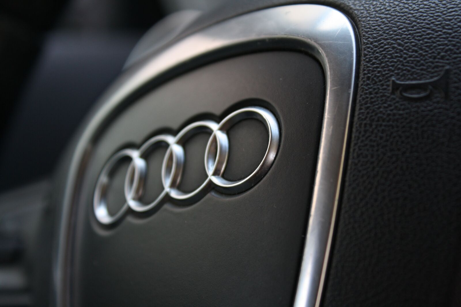 Canon EOS 1000D (EOS Digital Rebel XS / EOS Kiss F) sample photo. Horn, steering wheel, audi photography