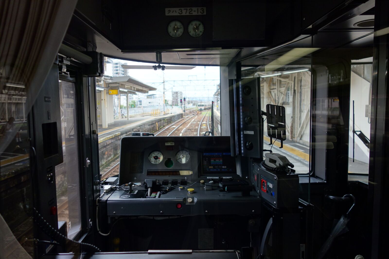 Sony Cyber-shot DSC-RX100 sample photo. Train, driving seat, departure photography