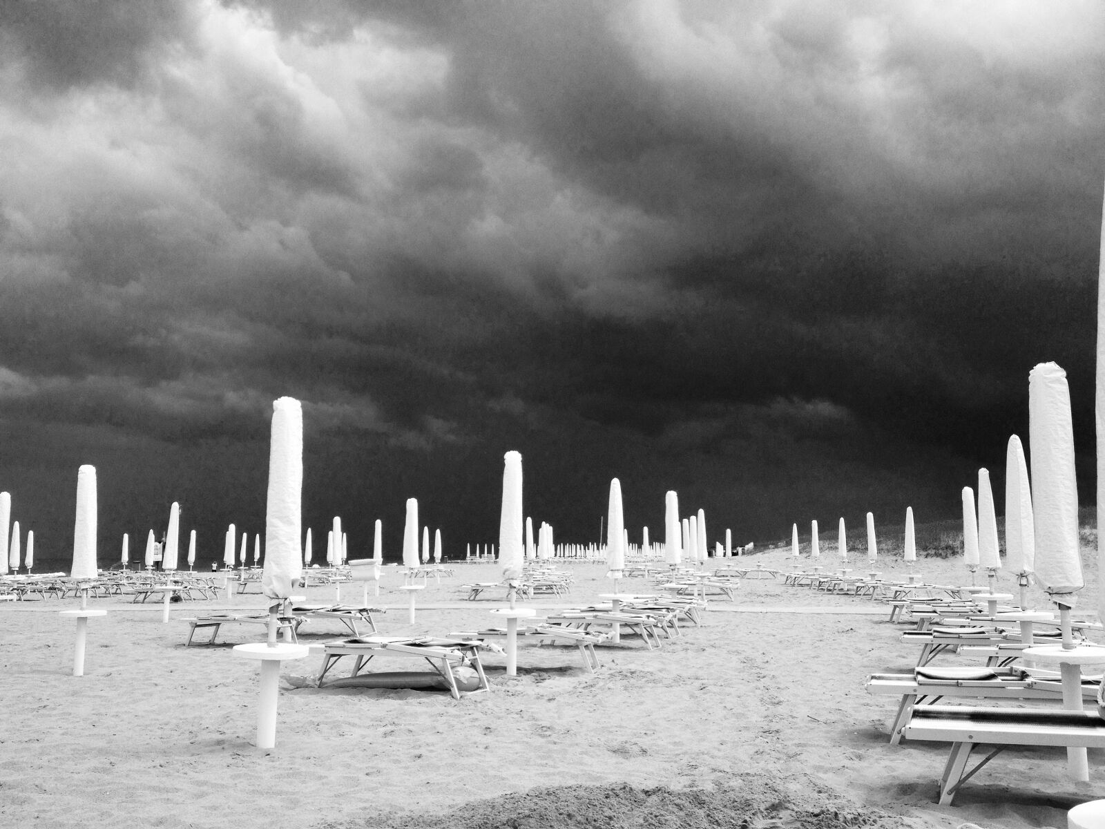 iPhone 4S back camera 4.28mm f/2.4 sample photo. Thunderstorm, beach, winter photography