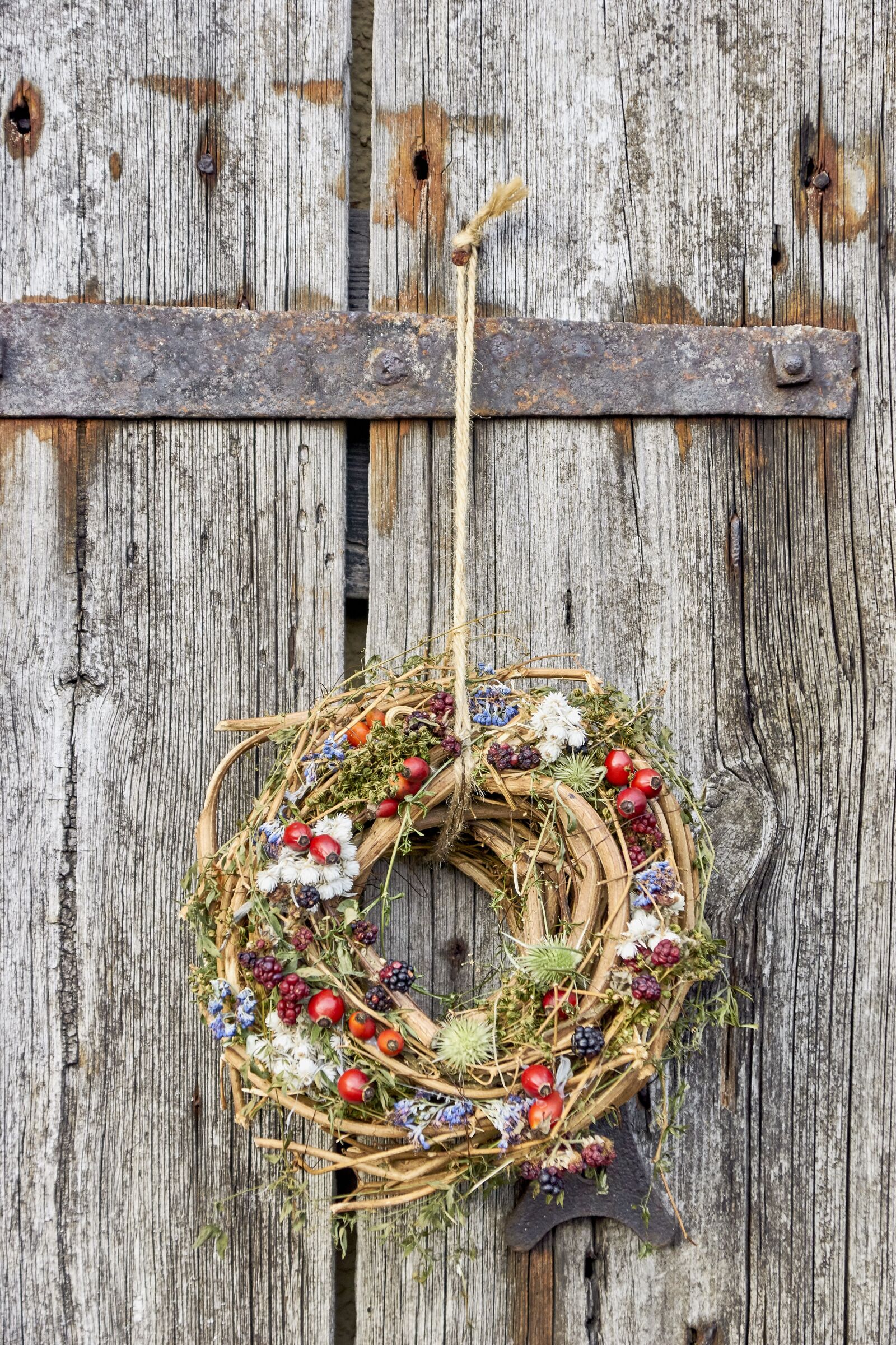 Sony ILCA-77M2 sample photo. Autumn, old, wreath photography