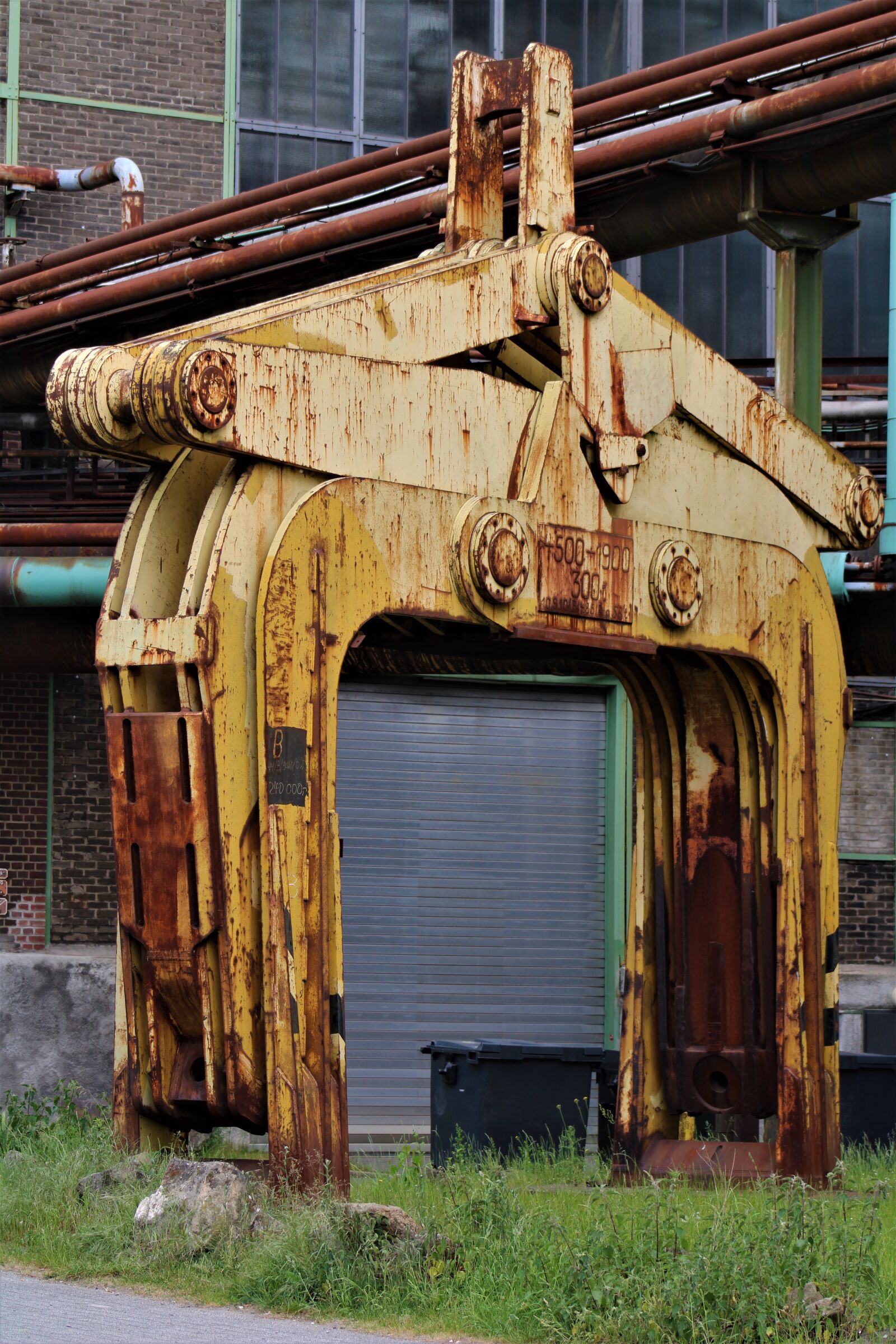 Canon EF75-300mm f/4-5.6 sample photo. Rust, industry, metal photography