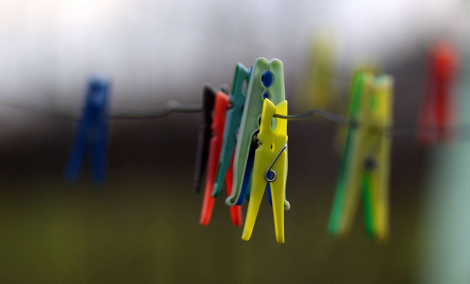 Canon EF 85mm F1.8 USM sample photo. Pliers laundry, coloring, wire photography