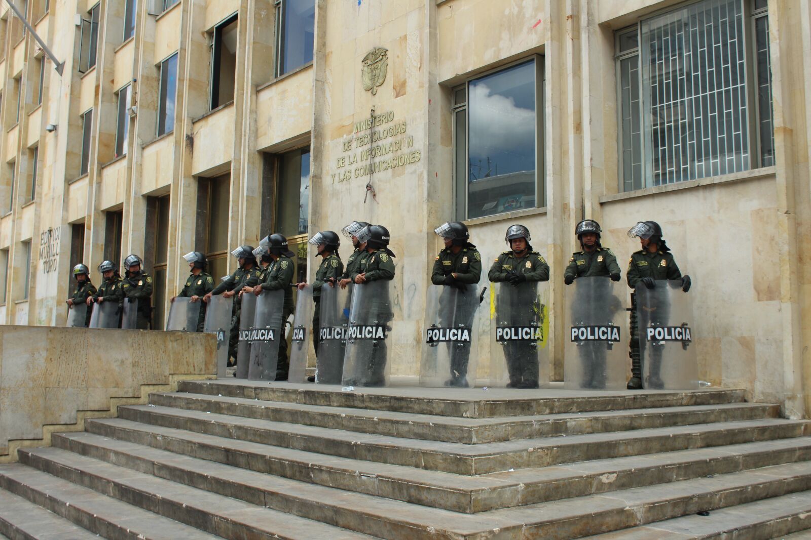 Canon EOS 1300D (EOS Rebel T6 / EOS Kiss X80) sample photo. Police, acab, city photography