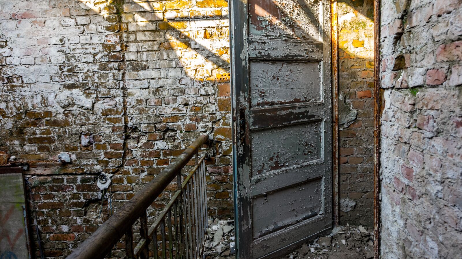 Sony Alpha a5000 (ILCE 5000) sample photo. Old, input, door photography