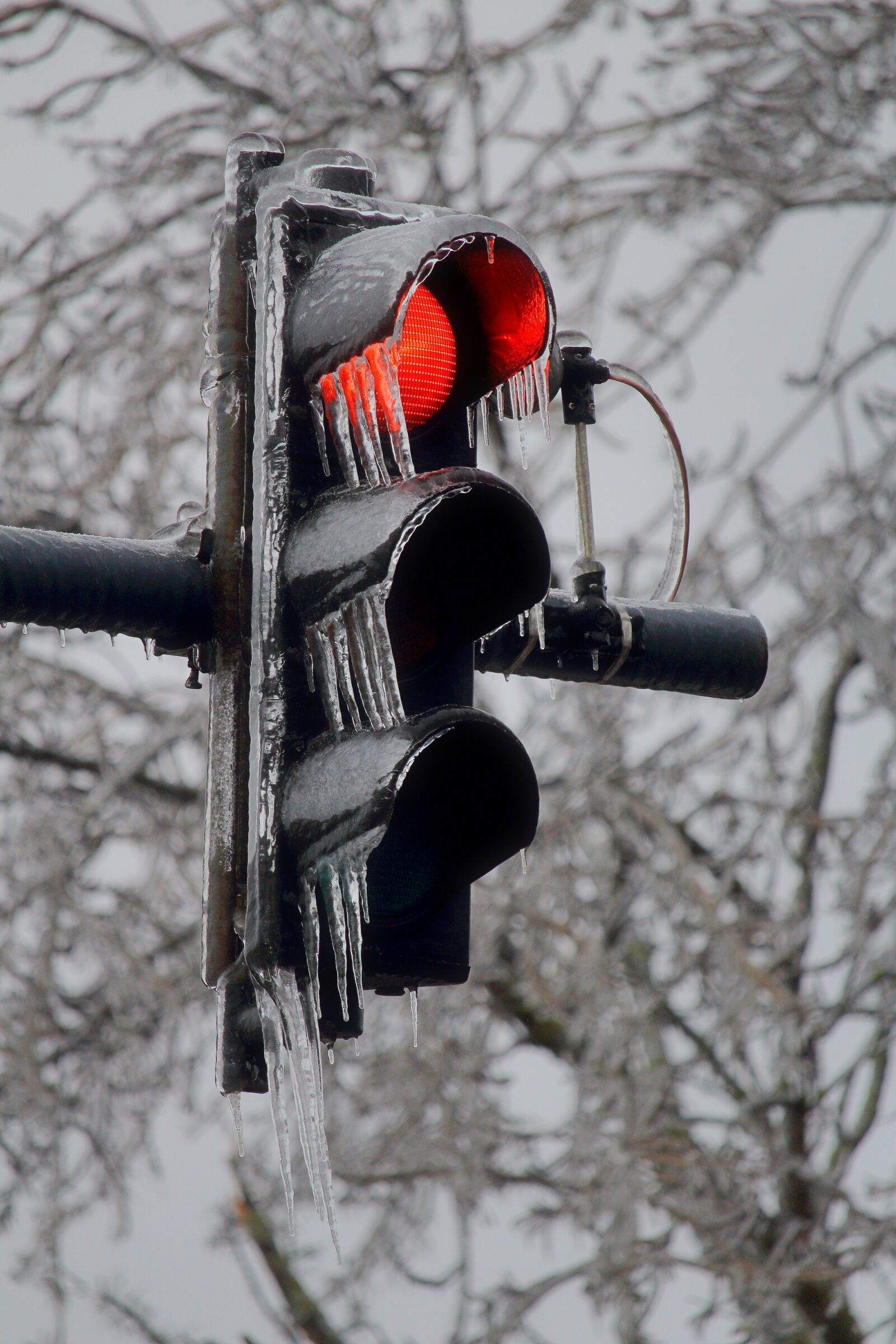 Canon EF-S 55-250mm F4-5.6 IS STM sample photo. Traffic lights, winter, icicles photography