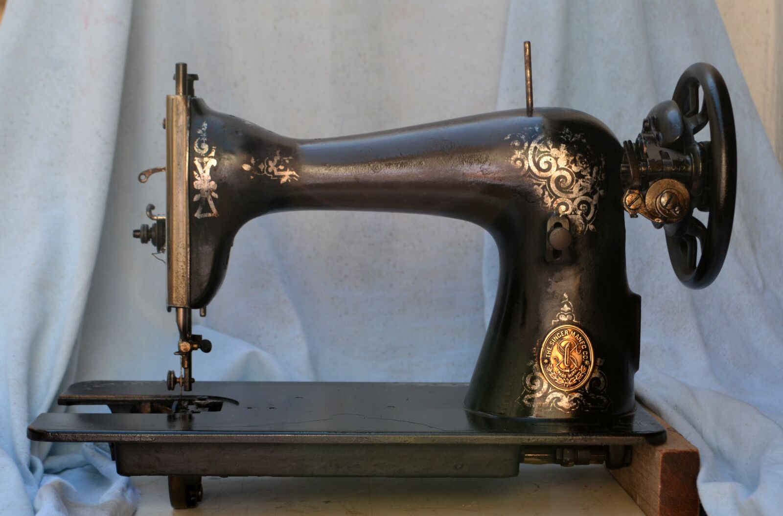 Nikon D5100 sample photo. Sewing machine, needle, sewing photography