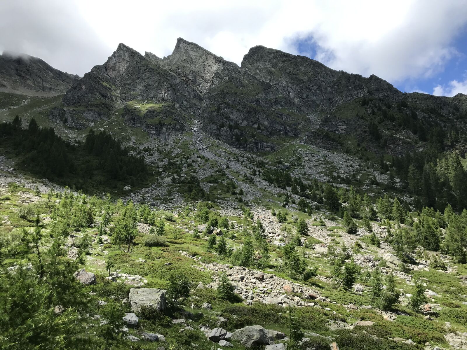 iPhone 7 back camera 3.99mm f/1.8 sample photo. Towards landarenca, alpine route photography