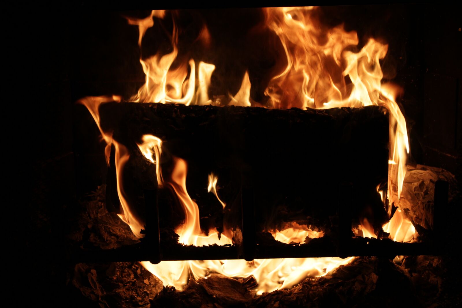 Canon EOS 1200D (EOS Rebel T5 / EOS Kiss X70 / EOS Hi) sample photo. Fire, firewood, chimney photography