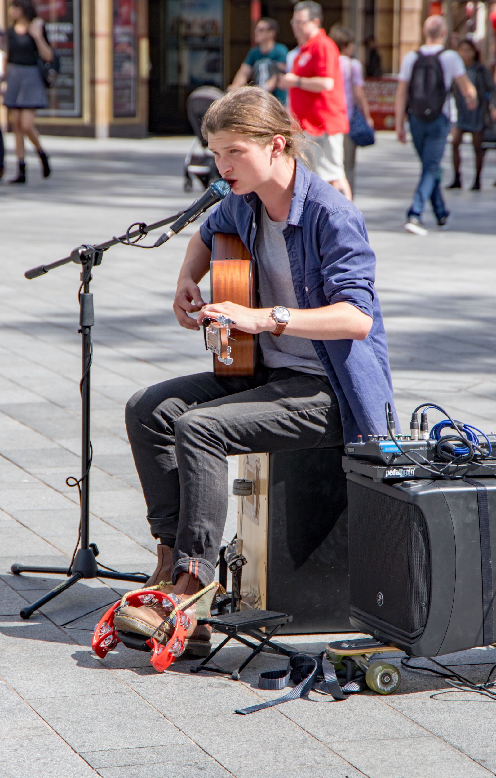 Canon EOS 6D Mark II sample photo. Young people, street, musician photography