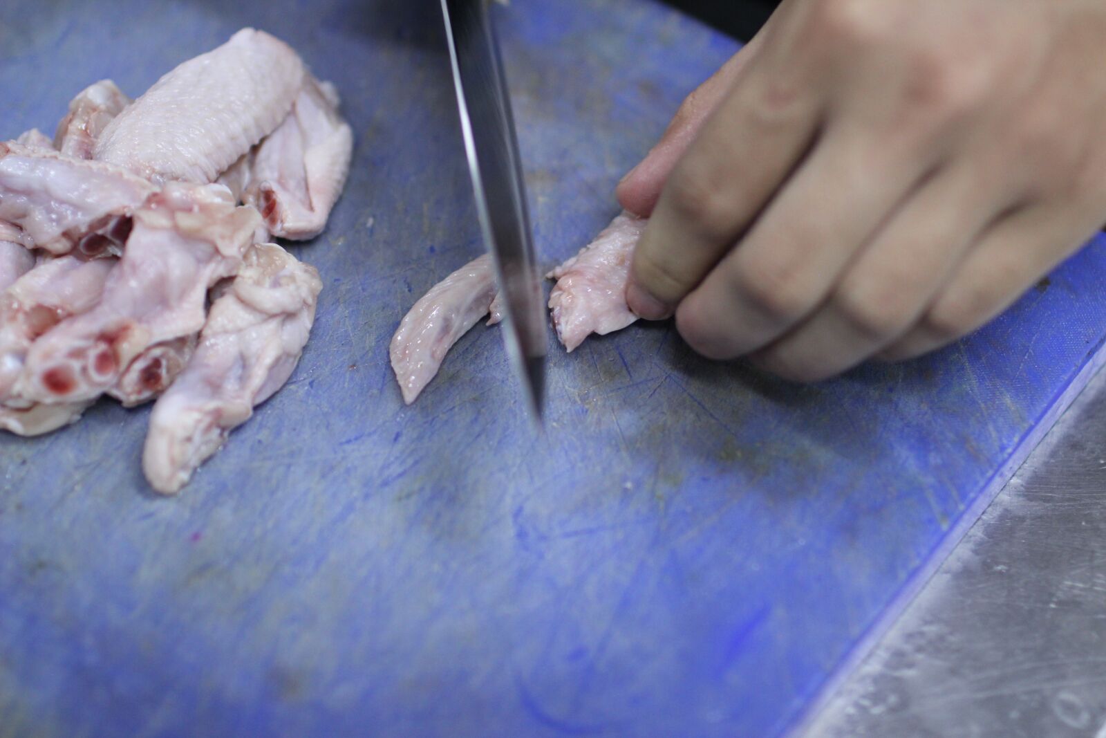 Canon EF 35mm F1.4L USM sample photo. Hand cutting, knife, chicken photography